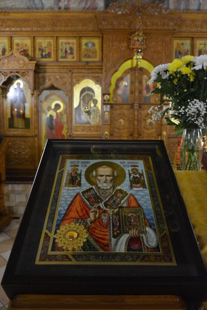 На кануне дня памяти Святителя Николая Чудотворца архиепископа Мир Ликийских, отслужили молебен с акафистом в храме Святителя Николая, на руднике «Восточный»
